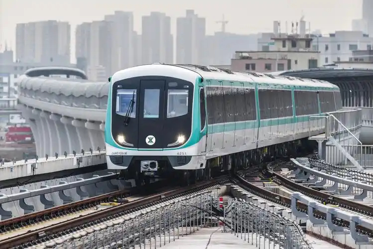 UPS電源租賃，數(shù)據(jù)中心與通信行業(yè)的靈活供電解決方案